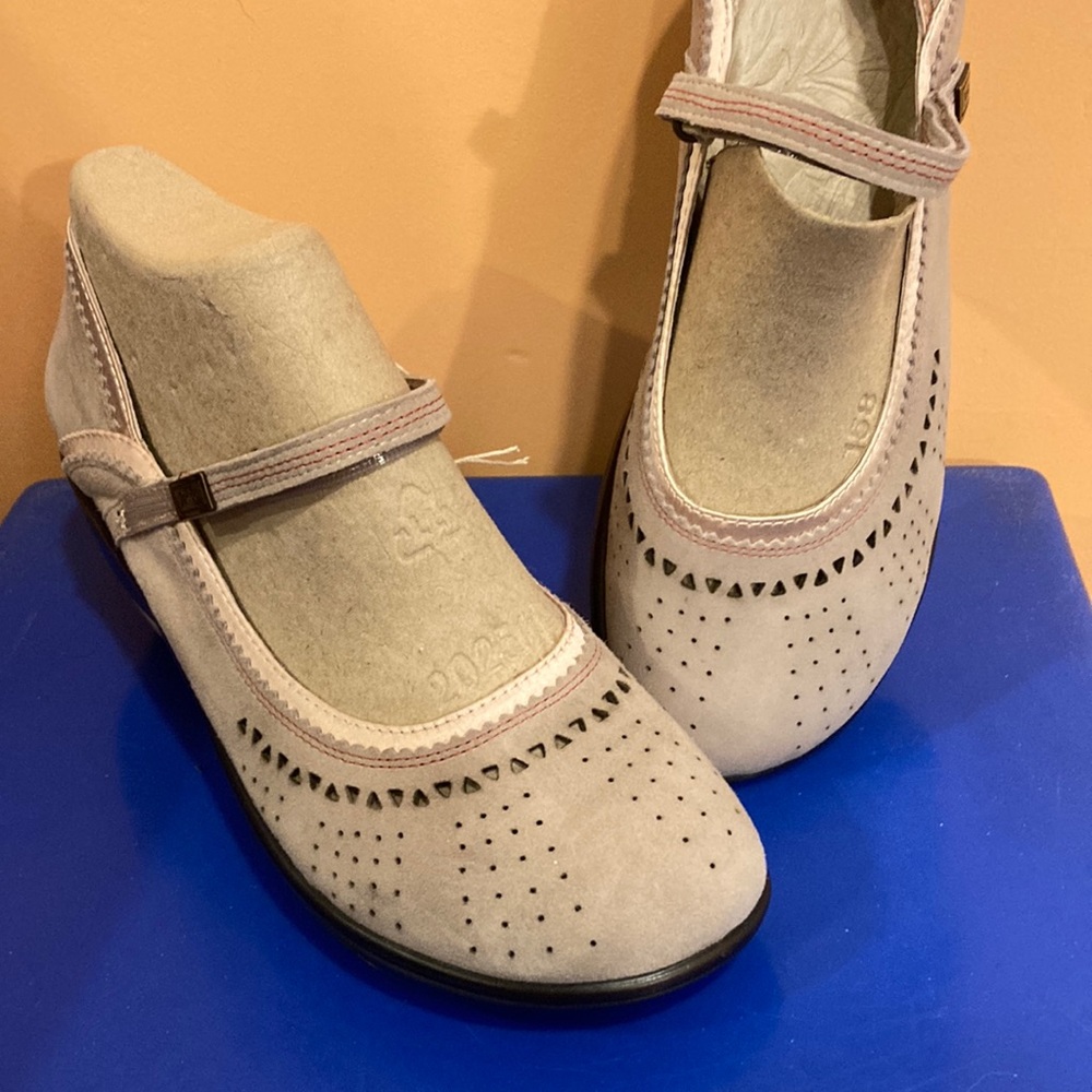 Jambu wide heel with Velcro strap.